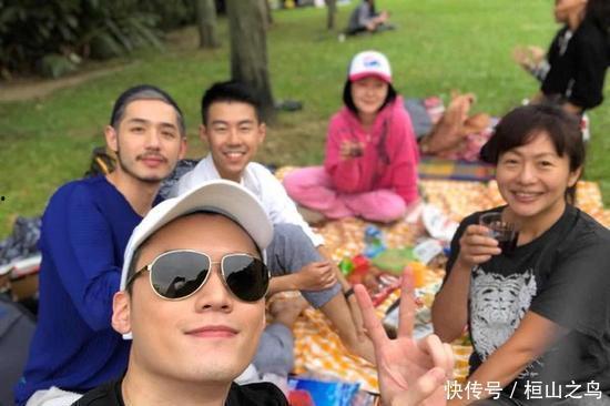 小s拍照沦为背景